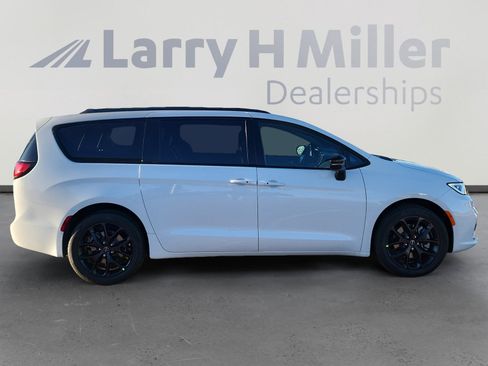 New 2026 Chrysler Pacifica Select w/ S Appearance Package image 7