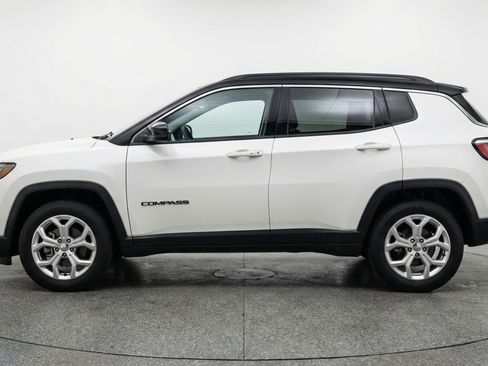 Used 2025 Jeep Compass Latitude AWD/4WD image 5