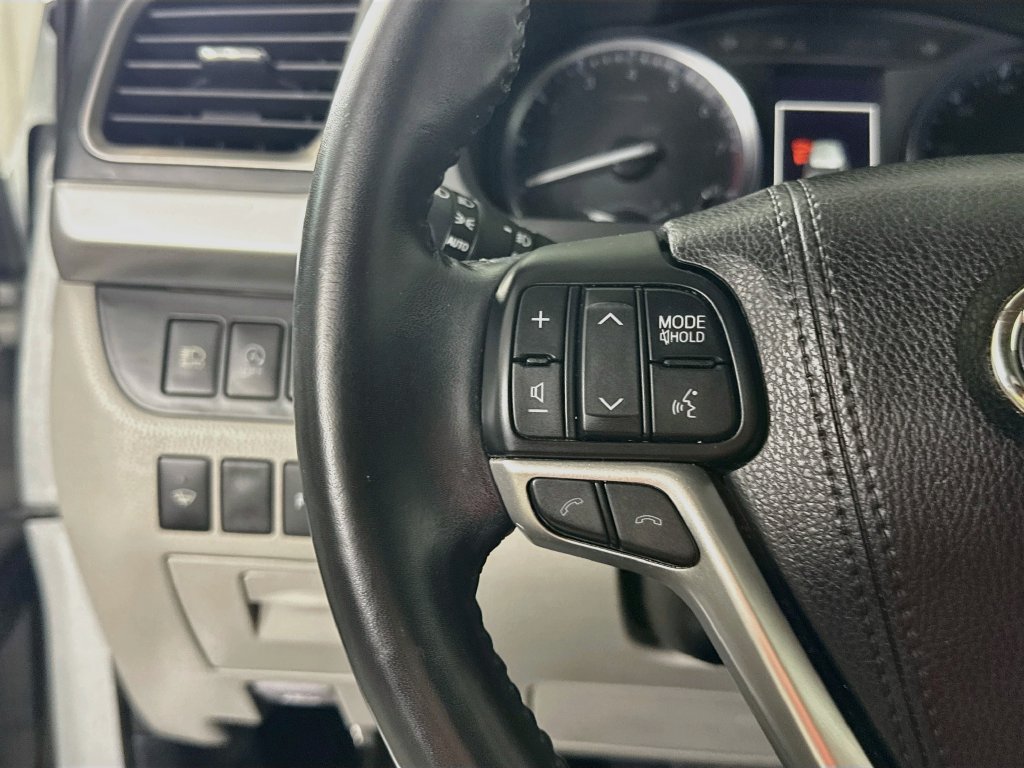 Certified 2018 Toyota Highlander Limited AWD/4WD image 22