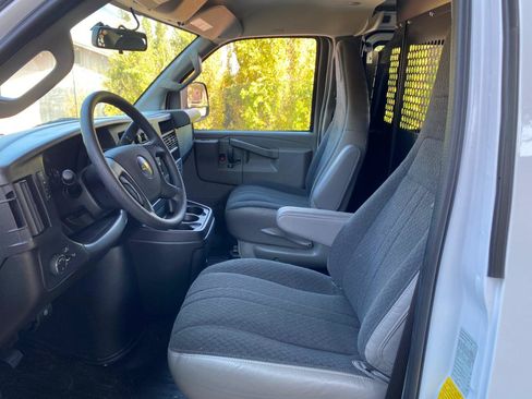 Used 2025 Chevrolet Express 2500 w/ Driver Convenience Package RWD image 27