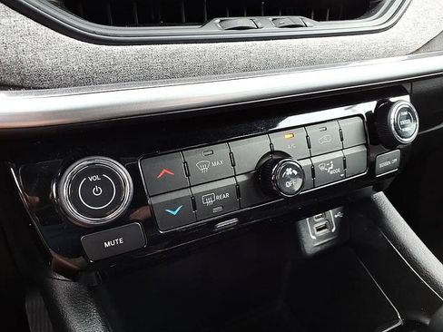 Used 2024 Jeep Compass Latitude image 29