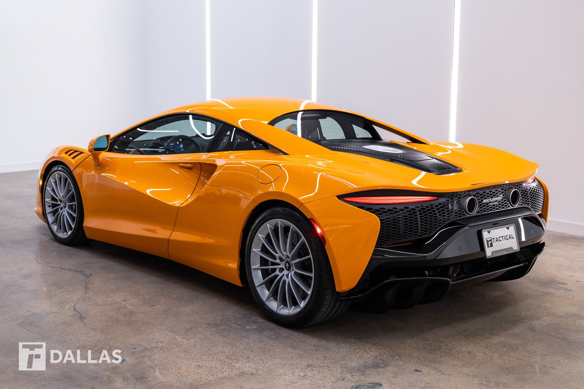 Used 2026 McLaren Artura RWD image 7
