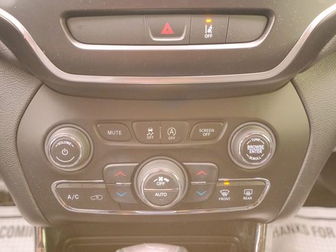 Used 2022 Jeep Cherokee Latitude Lux w/ Sun & Sound Group image 33