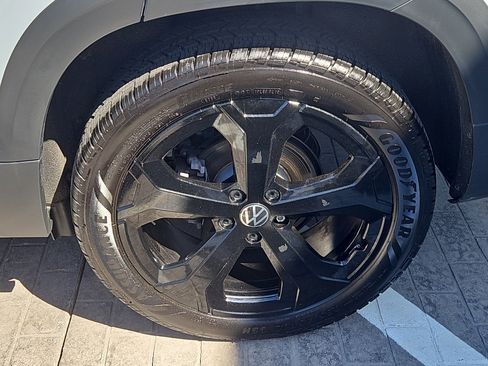 Used 2025 Volkswagen Taos SE AWD/4WD image 26