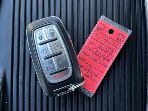 Used 2022 Chrysler Pacifica Touring-L image 43