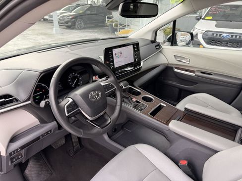 Used 2024 Toyota Sienna XLE image 12