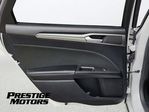 Used 2018 Ford Fusion SE FWD image 16