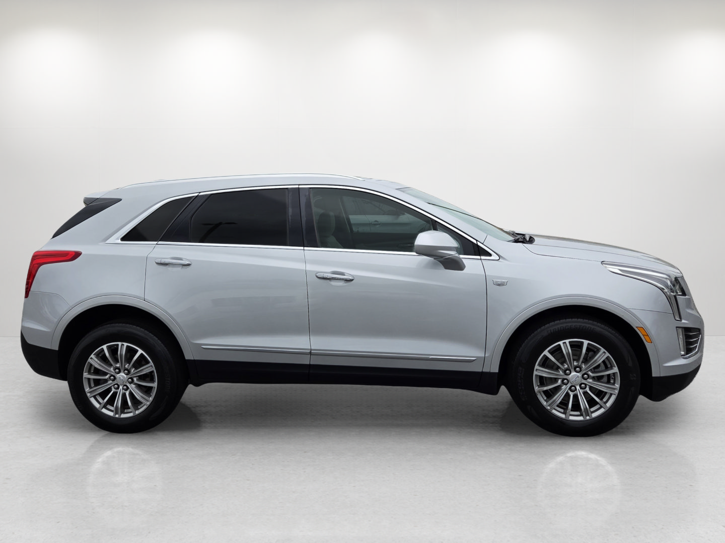 Used 2017 Cadillac XT5 Luxury w/ Driver Awareness Package FWD image 4