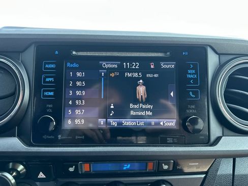 Used 2017 Toyota Tacoma TRD Off-Road w/ Premium & Technology Package AWD/4WD image 3