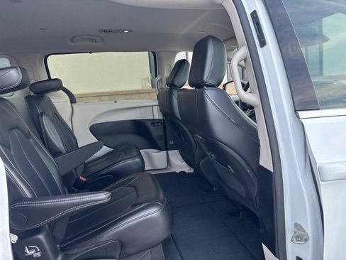 Used 2024 Chrysler Pacifica Touring-L FWD image 12