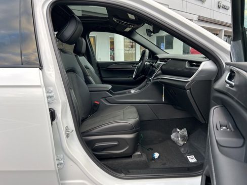 New 2025 Jeep Grand Cherokee Altitude image 8