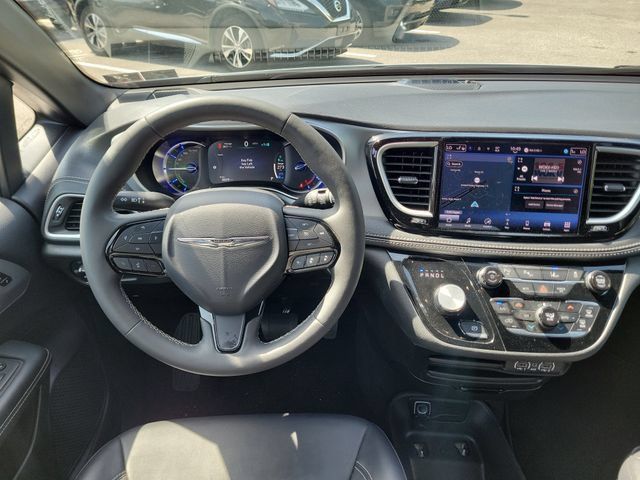 Used 2024 Chrysler Pacifica Limited FWD image 15