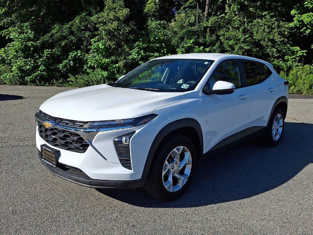 Used 2025 Chevrolet Trax LS w/ LS Convenience Package FWD image 3