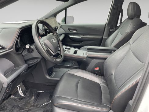 Used 2023 Toyota Sienna XSE image 17