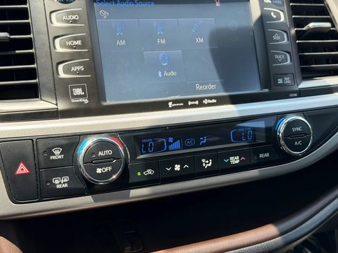 Used 2017 Toyota Highlander Limited AWD/4WD image 39
