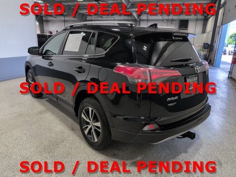 Used 2017 Toyota RAV4 XLE AWD/4WD image 4