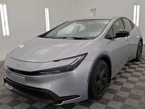 Used 2025 Toyota Prius LE image 8