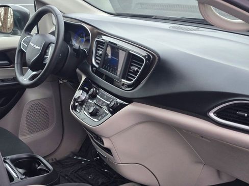 Used 2018 Chrysler Pacifica Touring Plus w/ Tire & Wheel Group image 7