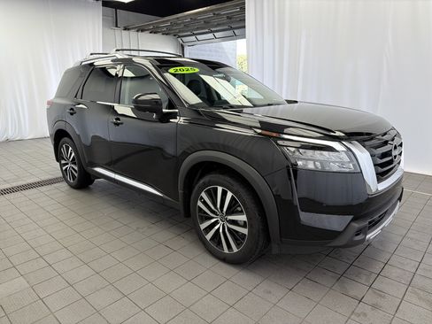 Used 2025 Nissan Pathfinder Platinum w/ Cargo Package AWD/4WD image 3