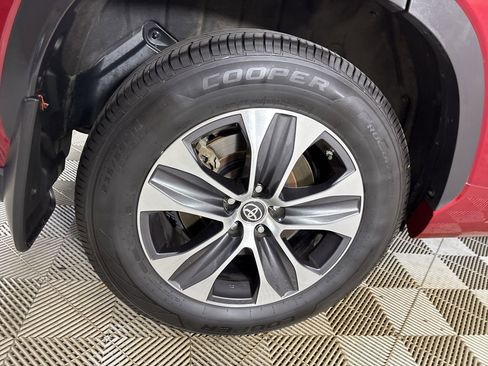 Used 2020 Toyota Highlander XLE image 37