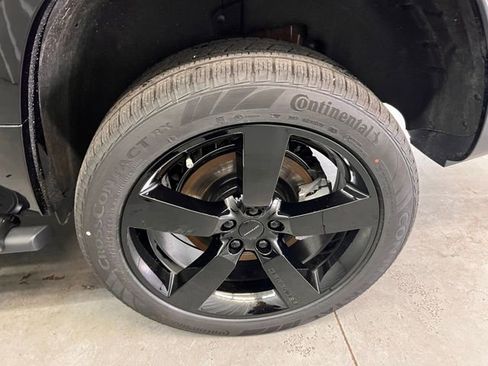 New 2026 Land Rover Defender 130 X-Dynamic SE image 25