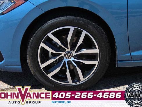 Used 2025 Volkswagen Jetta SE FWD image 12