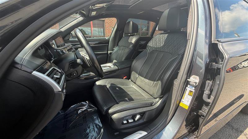 Used 2018 BMW 750i RWD image 30