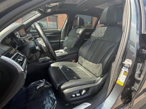Used 2018 BMW 750i RWD image 30
