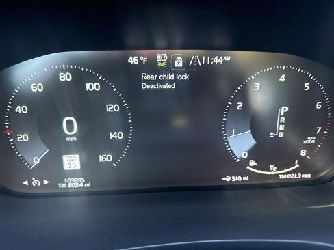 Used 2020 Volvo V60 T5 Cross Country image 23