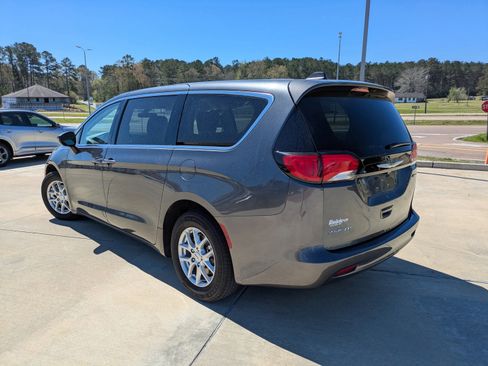 Used 2022 Chrysler Voyager LX image 10