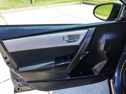 Used 2017 Toyota Corolla LE w/ Carpet Mat Package (TMS) FWD image 32