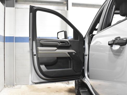 Used 2025 Chevrolet Silverado 2500 ZR2 w/ Technology Package image 10