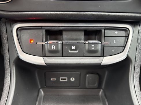 Used 2024 GMC Terrain SLE w/ Driver Convenience Package image 18