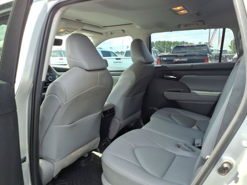 Used 2020 Toyota Highlander XLE FWD image 24