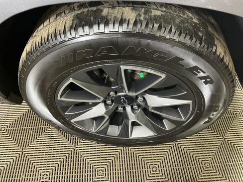 Used 2021 Chevrolet Suburban Z71 w/ Z71 Off-Road Package image 5