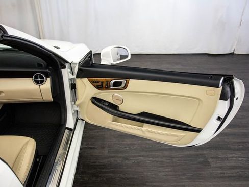 Used 2014 Mercedes-Benz SLK 250 2dr Roadster SLK 250 w/ Premium Package image 17