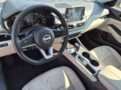 Used 2025 Nissan Altima 2.5 SV FWD image 12