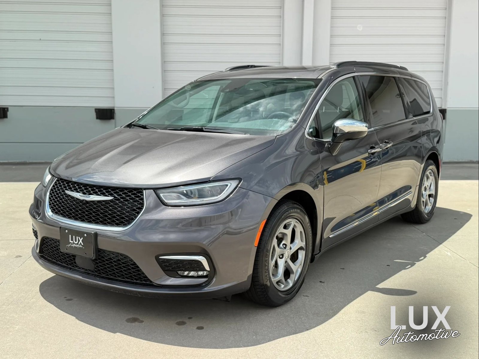 Used 2023 Chrysler Pacifica Limited FWD image 1