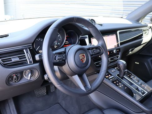 Certified 2026 Porsche Macan AWD/4WD image 4