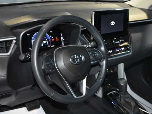 Used 2024 Toyota Corolla Cross XLE w/ Convenience Package image 2