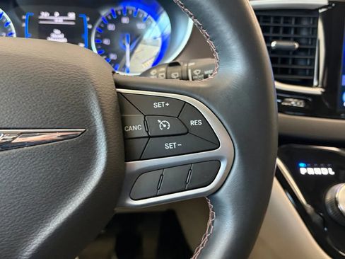 Used 2017 Chrysler Pacifica Touring-L FWD image 32