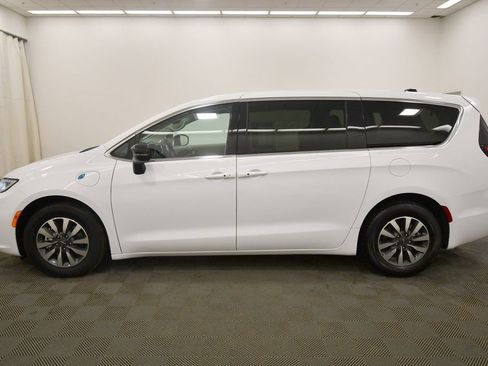 Used 2024 Chrysler Pacifica Select image 4