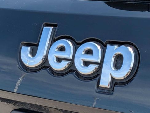 Used 2019 Jeep Grand Cherokee Overland AWD/4WD image 12