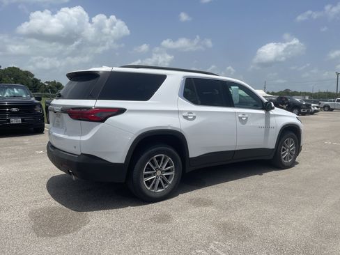 Used 2022 Chevrolet Traverse LT FWD image 2