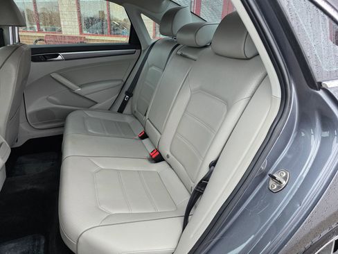 Used 2017 Volkswagen Passat 1.8T R-Line w/ R-Line Lighting Package image 8