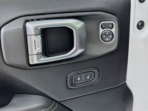 Used 2019 Jeep Wrangler Unlimited Sahara AWD/4WD image 19