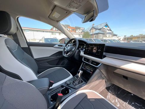 New 2025 Volkswagen Taos SE image 17