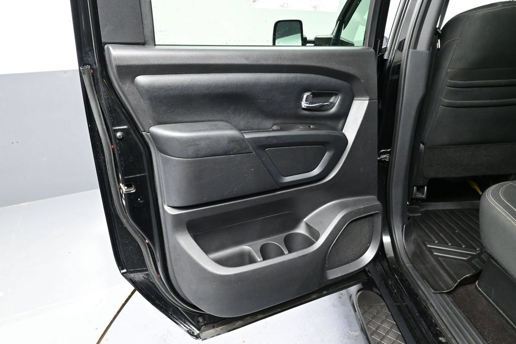 Used 2018 Nissan Titan SV AWD/4WD image 23