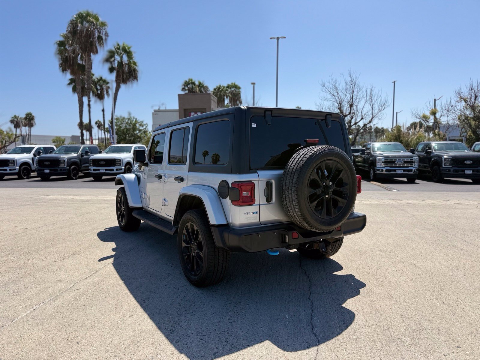 Used 2023 Jeep Wrangler Unlimited Sahara w/ Cold Weather Group AWD/4WD image 2