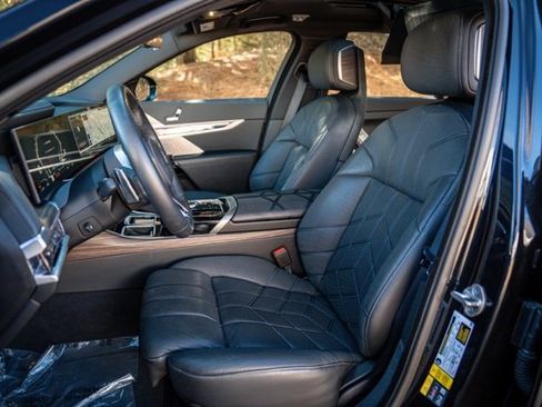 Used 2023 BMW i7 xDrive60 w/ Executive Package 2 image 36